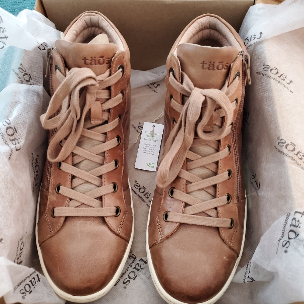 Taos Union high top sneaker, sz 10, tan